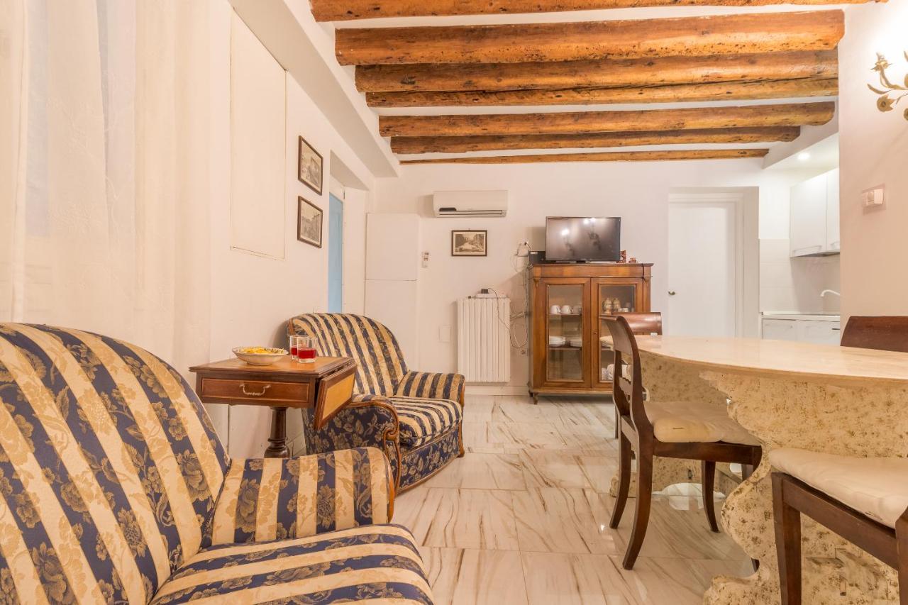 Noble House With @original Venetian Murales Apartment